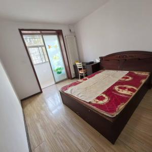 西小区一里70二楼1700元可议包采暖