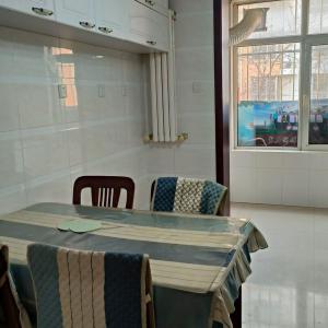 阳光佳园三里98北梯一楼精装修拎包入住2200包暖，