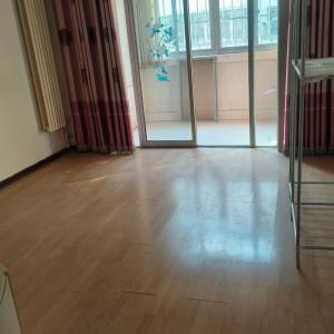 北区西里136平米的2楼中等装修2200包暖。有钥匙。