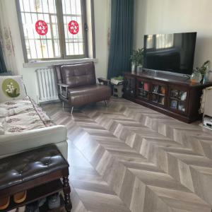 幸福里一里80A四楼精装修两年多没怎么样住72万可议，位置特